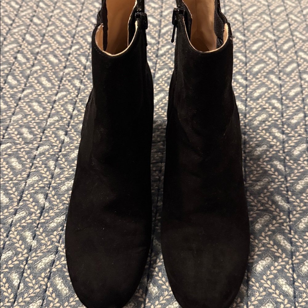Nine West Block Heel Black Suede Zip ankle bootie size 7.5
Excellent condition